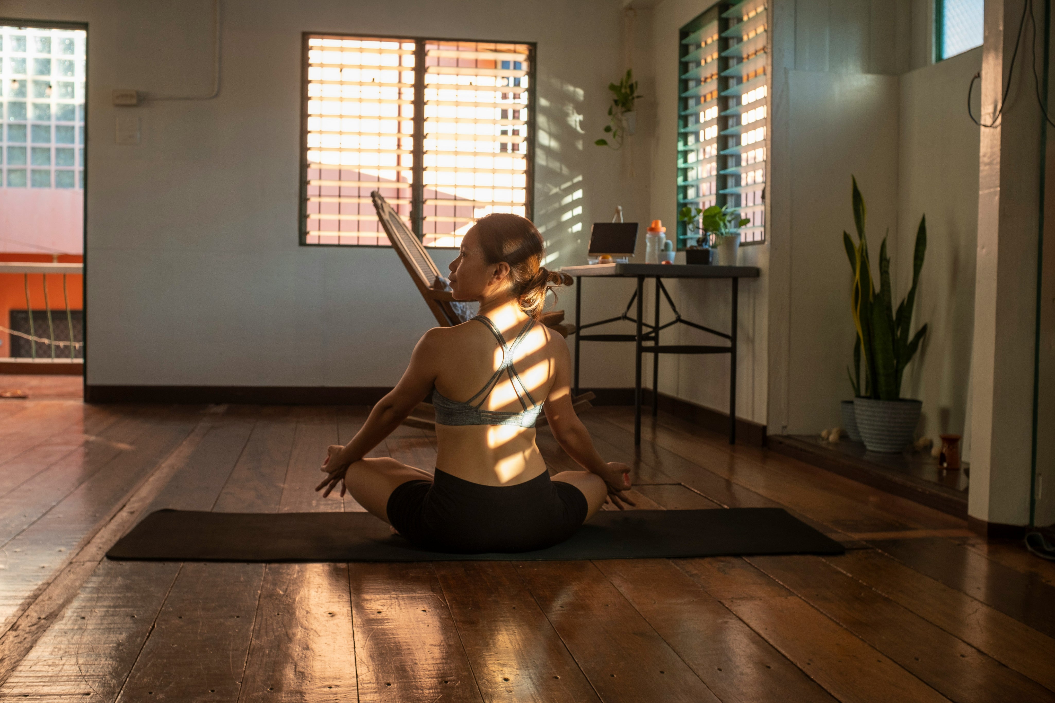 Mujer haciendo yoga