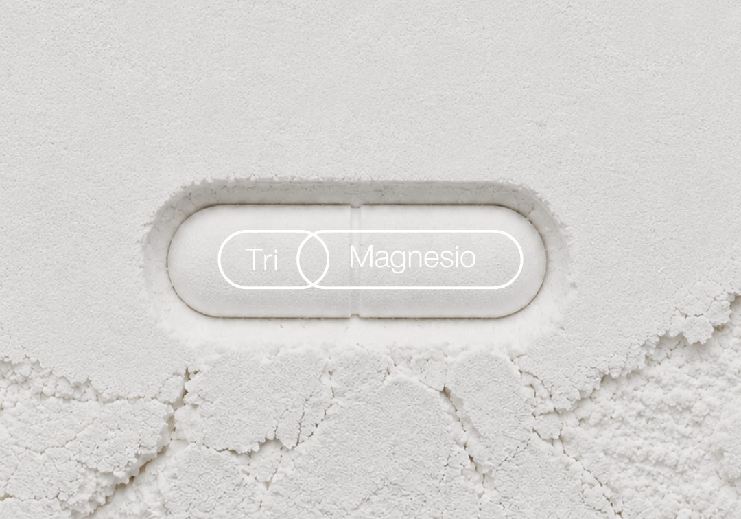 El magnesio está implicado en más de 300 reacciones enzimáticas. Pero no todo el magnesio es igual: la forma química determina dónde actúa, cuánto se absorbe y si el estómago lo tolera. TriMagnesio combina las tres formas más eficaces.