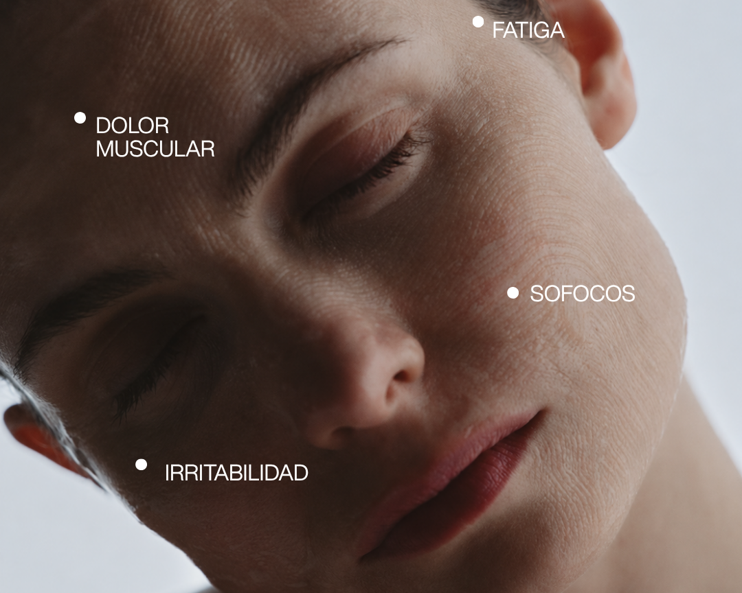 Mujer en perimenopausia y síntomas de la menopausia