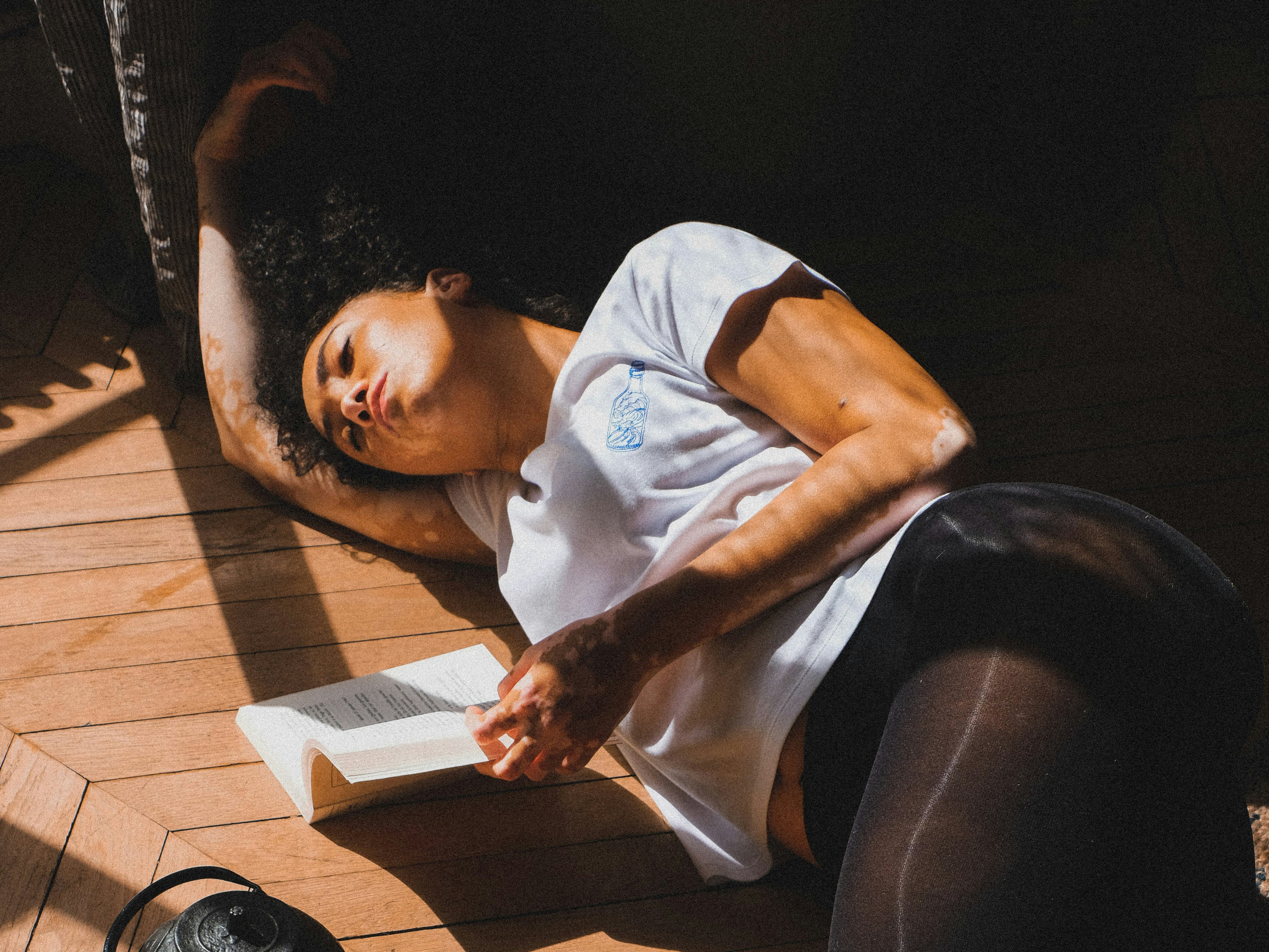 Mujer leyendo un libro